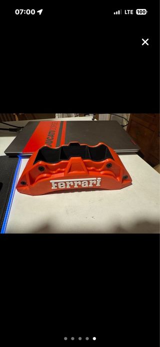 Portapenne stile pinza freno Ferrari rosso