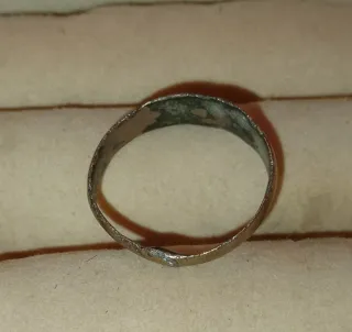 Anillo antiguo con letra T