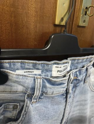 Pantalones vaqueros rotos Pull and Bear