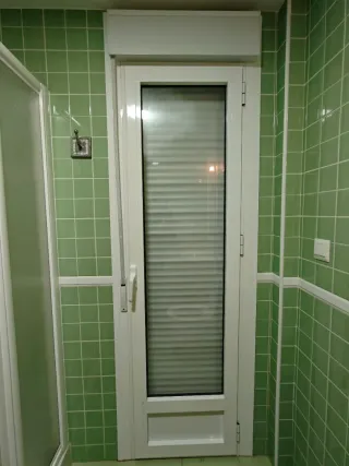 Puerta de baño con ventana 76x230