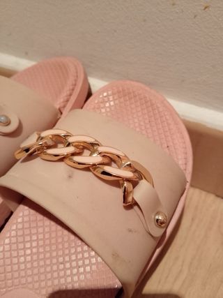 Chanclas rosas con cadena dorada