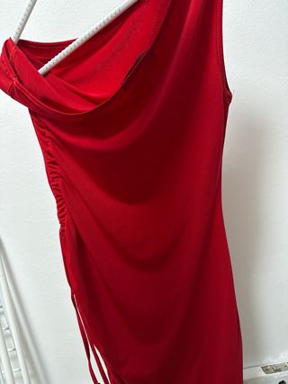 Vestido rojo con hombro descubierto
