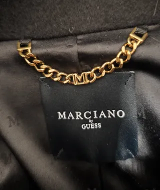 Abrigo Guess Negro con Cuello Pelo