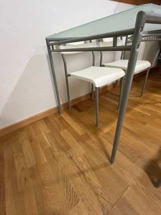 Mesa de cristal y metal y sillas (4u)