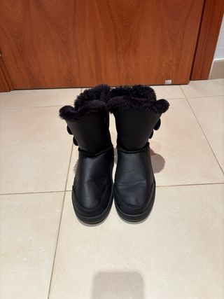 Botas de nieve negras con botones