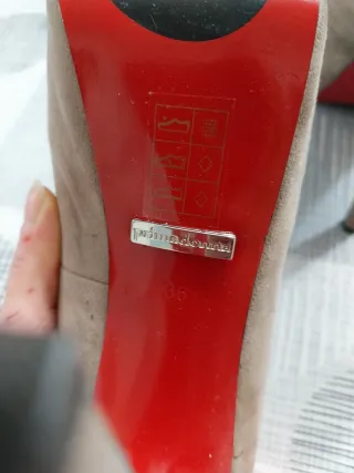 Zapatos de tacón beige y rojo talla 37