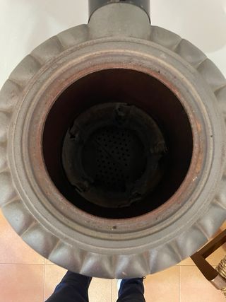 Chimenea de leña tipo chubasqui de hierro forjado.