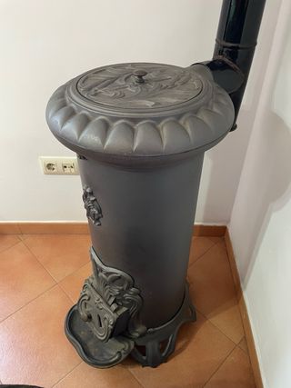 Chimenea de leña tipo chubasqui de hierro forjado.