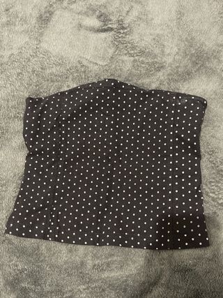 Top de lunares negro y blanco