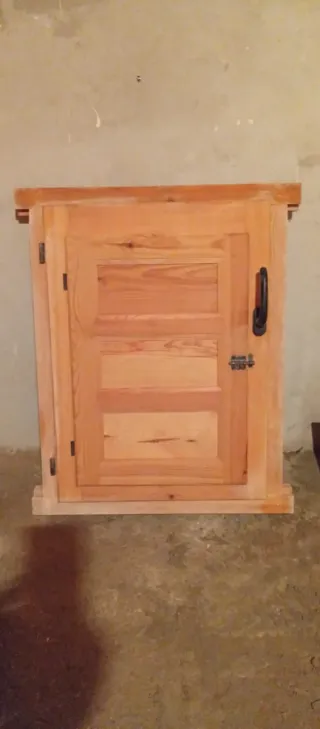 Ventana de madera rústica