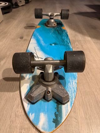 Skate tipo Carver, pero es de otra marca