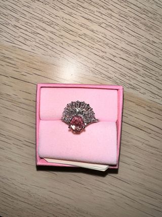 Anillo Swarovski con piedra rosa y detalles platea