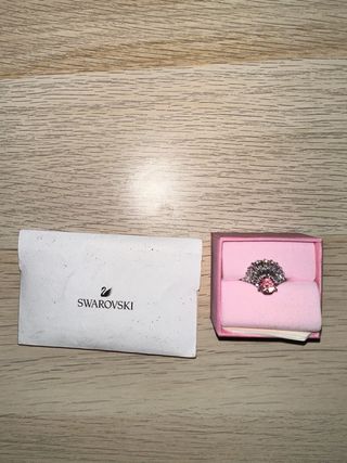 Anillo Swarovski con piedra rosa y detalles platea
