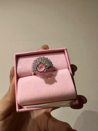 Anillo Swarovski con piedra rosa y detalles platea