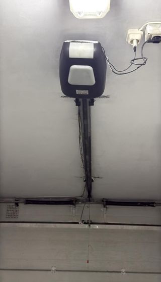 Motor y guía puerta garaje Globmatic