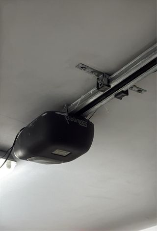 Motor y guía puerta garaje Globmatic