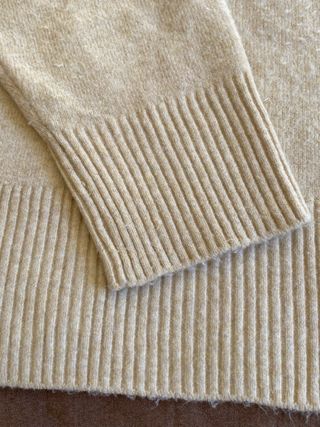 Jersey Stradivarius S beige cuello pico