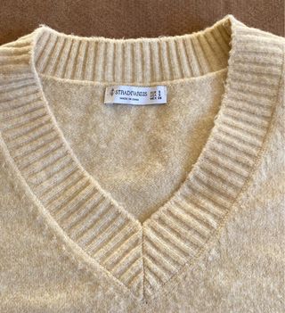 Jersey Stradivarius S beige cuello pico