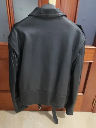 Cazadora de piel negra