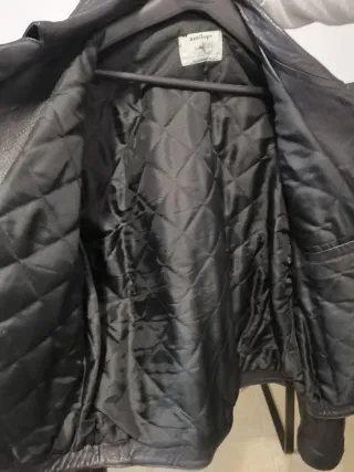 Cazadora de piel negra