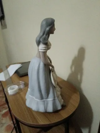 Figura de porcelana mujer con sombrero