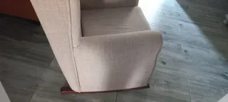 Poltrona relax in tessuto beige.