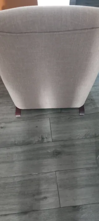 Poltrona relax in tessuto beige.