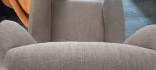 Poltrona relax in tessuto beige.