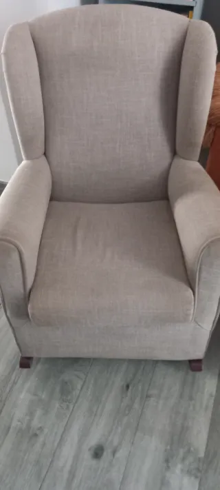 Poltrona relax in tessuto beige.