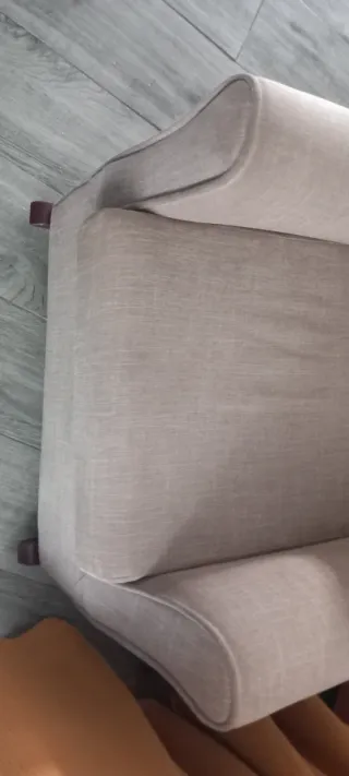 Poltrona relax in tessuto beige.