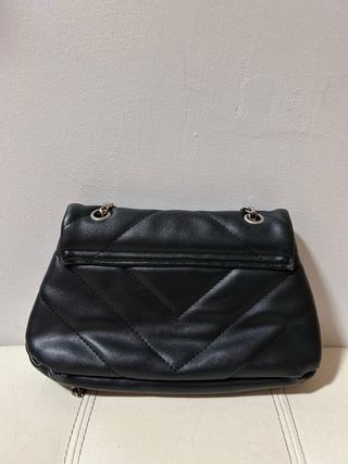 Bolso negro acolchado con cadena