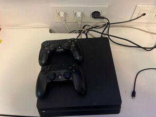 Ps4 Negra + 2 Mandos y Cables