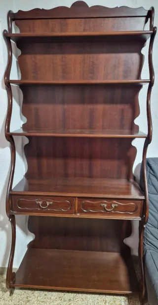 Estantería de madera con cajones