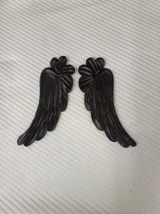 Alas talladas madera oscura