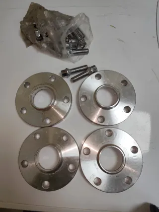 JUEGO DE SEPARADORES 2 CM CON TORNILLOS INCLUIDOS.