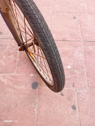 Bicicleta plegable azul con cesta