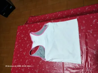 Camiseta tirantes Nike blanca y rosa