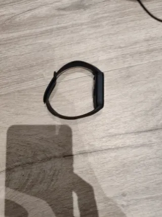 Reloj electrónico negro con cargador