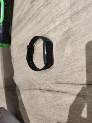 Reloj electrónico negro con cargador