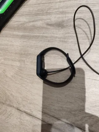 Reloj electrónico negro con cargador