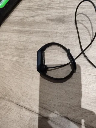 Reloj electrónico negro con cargador