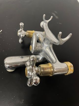 Grifos antiguos de metal