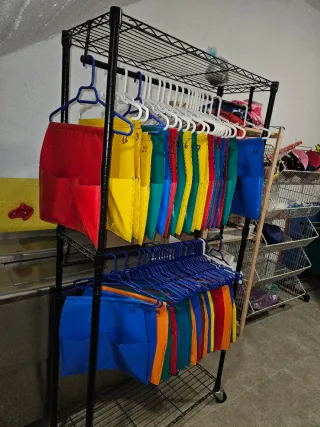 Lote de 50 perchas y juego 3 en raya mas legos