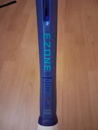 Raqueta de tenis Yonex.