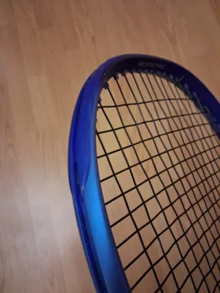 Raqueta de tenis Yonex.