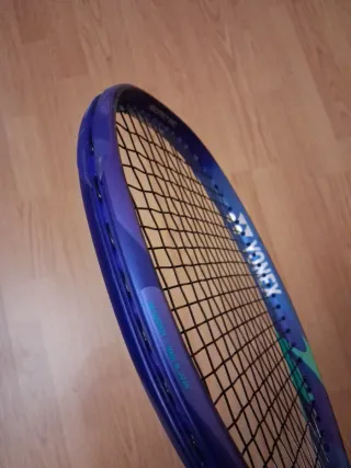 Raqueta de tenis Yonex.