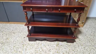 Mesa auxiliar de madera con 2 cajones