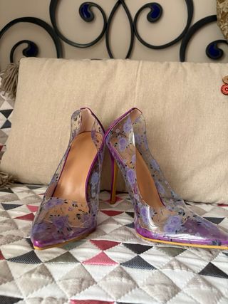 Zapatos tacón floral morado transparentes