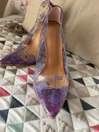 Zapatos tacón floral morado transparentes