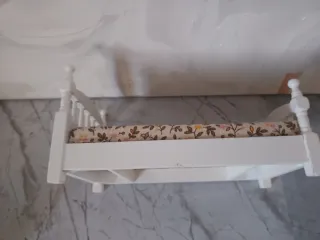 Cama muñeca miniatura de madera